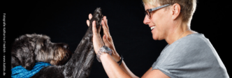 Hundeseele im Mittelpunkt - Tierpsychologin Susanne Rechten beim High-Five mit Ihrem Hund Baku